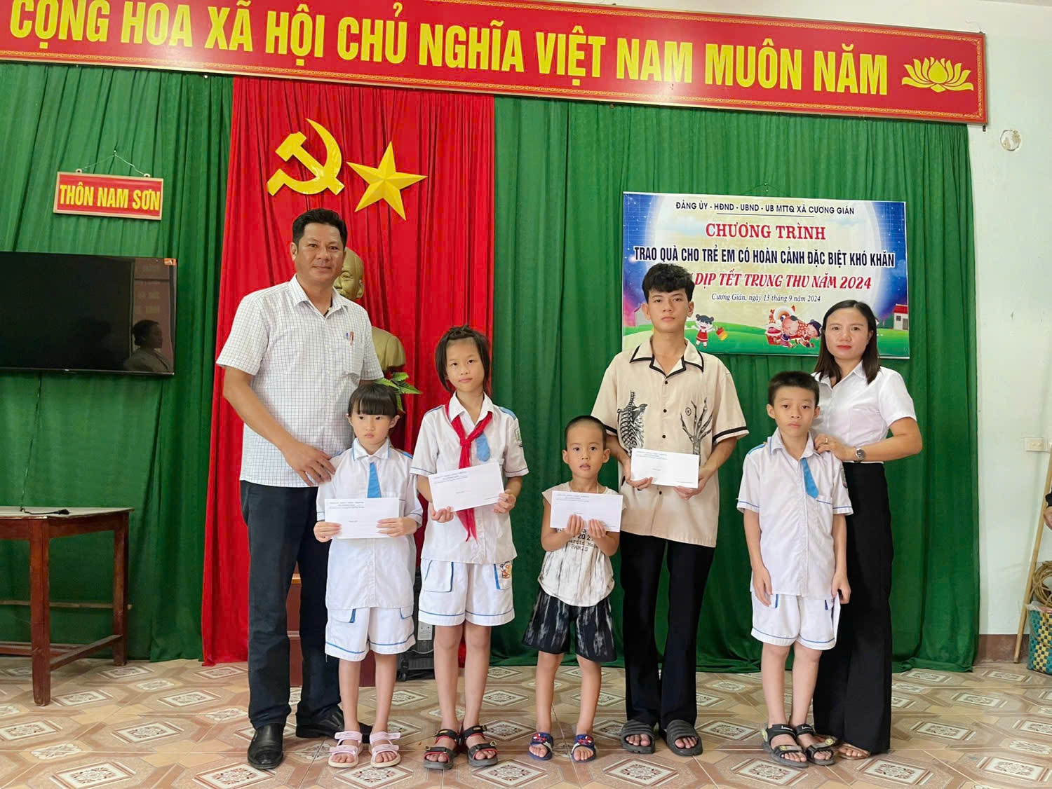 Lãnh đạo Thường trực HĐND, Thường trực UBMTTQ xã trao quà cho các cháu có hoàn cảnh đặc biệt khó khăn trên địa bàn xã.