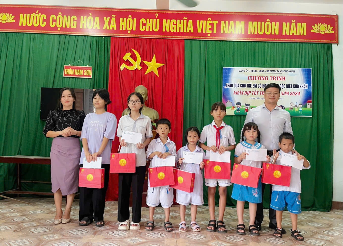 Lãnh đạo Đảng ủy, Chính quyền địa phương trao quà cho trẻ em có hoàn cảnh khó khăn trên địa bàn xã